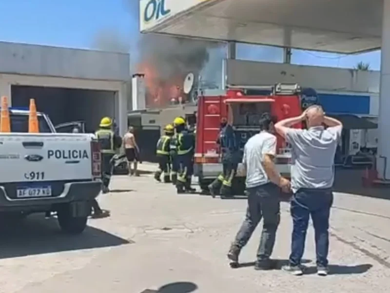 Incendio estacion de servicio - Roque Perez 2022